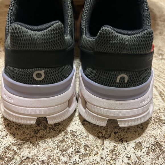 Oncloud womens sz 6.5 - Picture 3 of 9